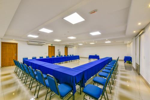 a conference room with blue tables and chairs at Plaza Inn Breeze Aeroporto in Goiânia