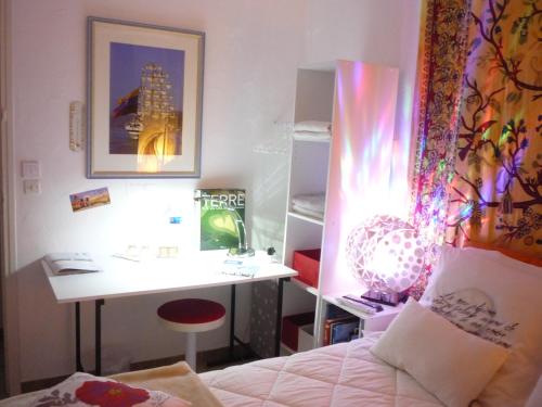 Dormitorio con escritorio, cama y escritorio en MINI TARIF pour un MAXI CONFORT, en Berck-sur-Mer