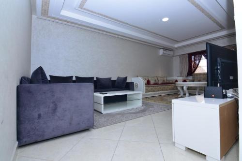 un soggiorno con divano e TV di Residence Ires 1 a Tangeri