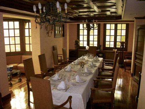 a dining room with a long table and chairs at Gurutzeberri in Oiartzun
