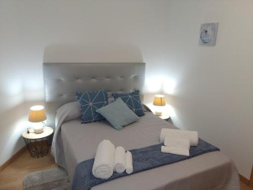 1 dormitorio con 1 cama con 2 toallas en Casa Do Boteco, en Santa Marta de Penaguião