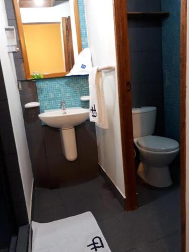 a small bathroom with a sink and a toilet at Ecohotel Bordones in Isnos