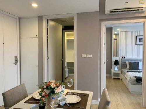 comedor con mesa y dormitorio en Execlusive Seaview 1 bedroom suite with toproof pool at The Patio Bangsaen en Bangsaen Sai 1