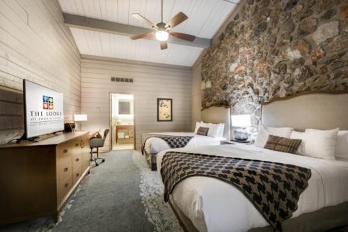Habitación de hotel con 2 camas y TV en Lodge of Four Seasons Golf Resort, Marina & Spa, en Lake Ozark