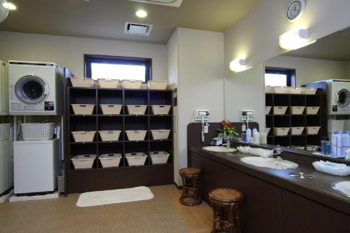 uma casa de banho com 2 lavatórios e um espelho grande em Hotel Route-Inn Mito Kencho-mae em Mito