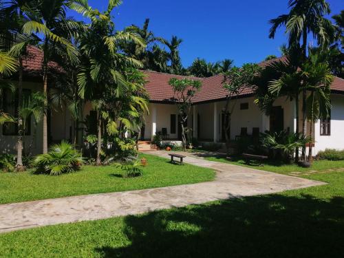 Κήπος έξω από το Villa Thakhek