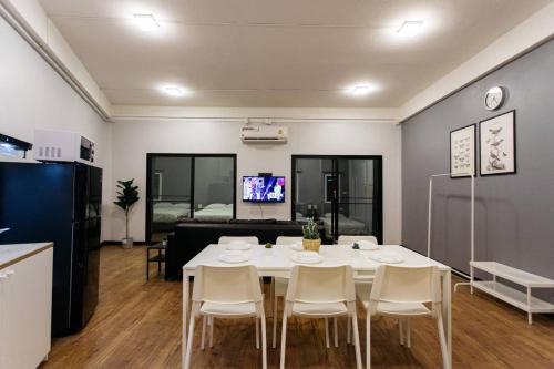 a dining room with a white table and chairs at U3 Large 2 Bedroom Full kitchen near BTS Udomsuk in Bangkok