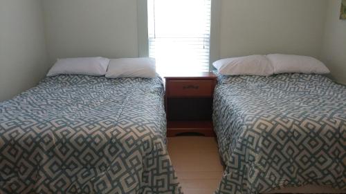 dos camas sentadas una al lado de la otra en un dormitorio en Aunt Jane's Guest House, en Put-in-Bay