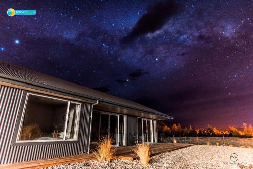 a house under a starry sky at night at Haps in Lake Tekapo