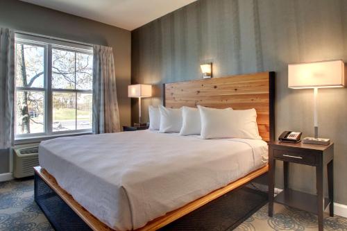 een slaapkamer met een groot bed en een raam bij Hotel Finial BW Premier Collection Oxford - Anniston in Anniston