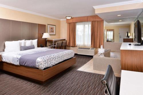 Кровать или кровати в номере Best Western Airpark Hotel - Los Angeles LAX Airport