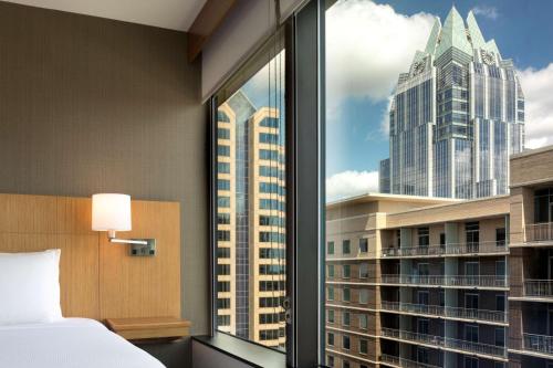 um quarto com uma janela com vista para a cidade em Hyatt Place Austin Downtown em Austin