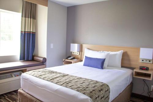 Tempat tidur dalam kamar di Microtel Inn & Suites by Wyndham Camp Lejeune/Jacksonville