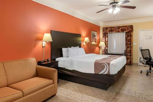 Tempat tidur dalam kamar di Quality Inn & Suites at The Outlets Mercedes-Weslaco