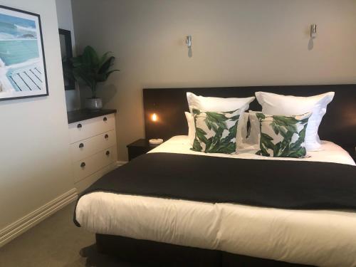 um quarto com uma cama grande e uma cómoda em Cardrona Ski Apartment em Wanaka