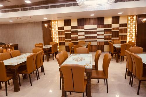 restauracja ze stołami i krzesłami w pokoju w obiekcie Amora Rooms Dwarka w Nowym Delhi