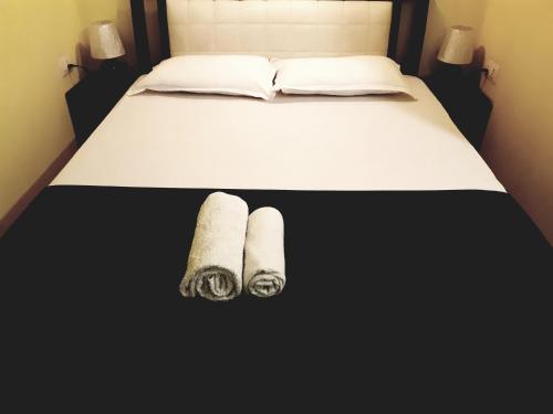 een slaapkamer met een bed met twee handdoeken erop bij Vivaresidence Homestay in Alleppey