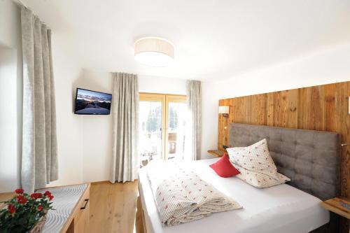 een slaapkamer met een bed en een groot raam bij Ferienwohnungen Familie Niedermoser Stefan in Sankt Jakob in Haus