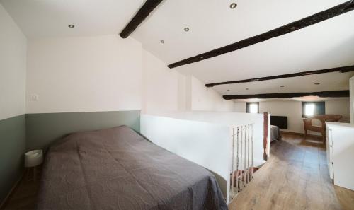 une chambre avec un lit dans une pièce dans l'établissement T3 duplex design hypercentre Cathédrale Narbonne, à Narbonne
