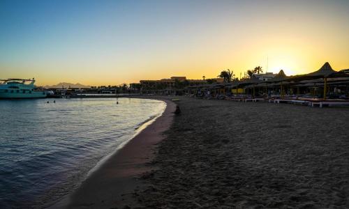 洪加達的住宿－Andalusia Blue Beach Hurghada，水中泛舟的海滩