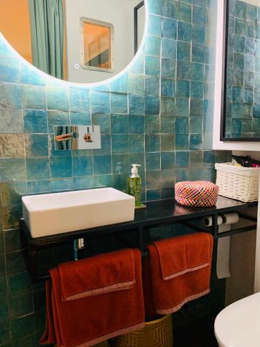 une salle de bain avec un lavabo et un miroir dans l'établissement Studio Olive, à La Ciotat