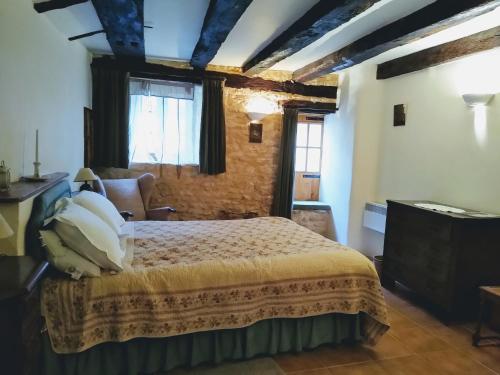 une chambre avec un lit dans une pièce dans l'établissement Little House in the Dordogne, à Salignac Eyvigues