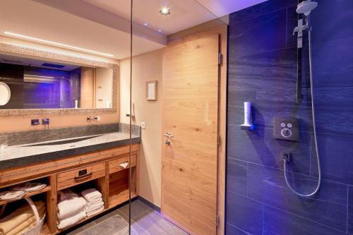 A bathroom at Hotel Tirol