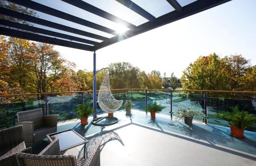 a patio with chairs and a table on a balcony at Hotell Tammsaare in Pärnu