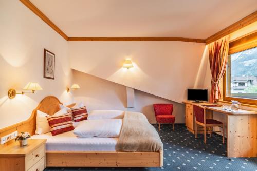 Llit o llits en una habitació de Hotel Erna