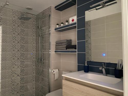 un baño con ducha y lavabo en MAGUI´S PLACE, en Playa del Inglés