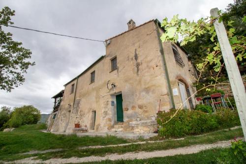 an old stone building with a green door at Casa dei Templari in Finale Ligure