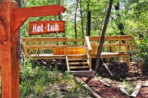 a sign for a hot tub in the woods at Complejo Turistico Los Hualles in Las Trancas