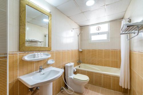  Mermaid Beach Hotel LLC -  Room  picture :   Shower    Bath    Safety deposit box                           