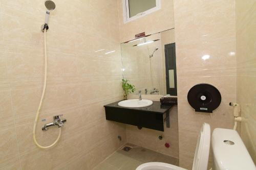 een badkamer met een wastafel, een toilet en een douche bij Gấu's House in Vung Tau