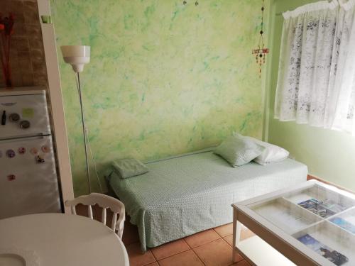 a small room with a small bed and a table at Herosa vacacional in Bajamar