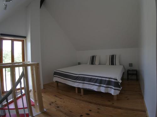 Beaubec-la-RosièreにあるLe Petit Gite O Préの窓付きの部屋にベッド付きのベッドルーム1室があります。