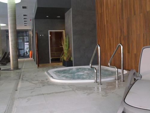 a jacuzzi tub in a room with at Apartament Bałtyk Polanki Park in Kołobrzeg