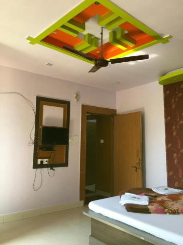 A television and/or entertainment centre at Hotel RAJVIHAR