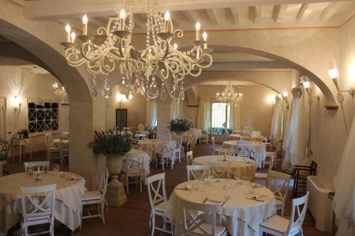 
A restaurant or other place to eat at Relais I Piastroni - Hotel Di Nardo Group
