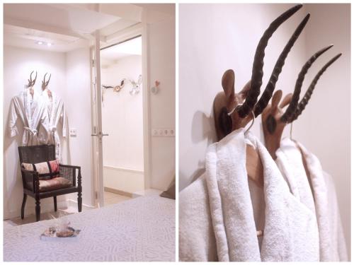 Habitación con cama con toalla colgada en la pared en Cozy Canal Studio, en Ámsterdam