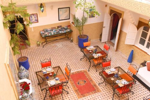 una vista sul soffitto di un ristorante con tavoli e sedie di Riad Shaden a Marrakech