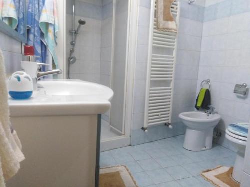 a bathroom with a sink and a toilet at Piazza Castello in Candelo