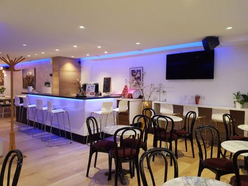 a restaurant with tables and chairs and a bar at B&B Wladimir Studios in Amsterdam
