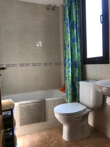 La salle de bains est pourvue de toilettes, d'une baignoire et d'un lavabo. dans l'établissement Residencial Parque Azahar ll, à Alcossebre