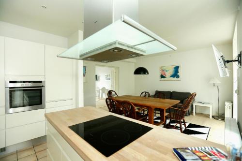 a kitchen and dining room with a wooden table at Hotel 9 små hjem in Copenhagen