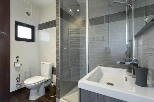 W łazience znajduje się toaleta, umywalka i prysznic. w obiekcie APARTMENT BEAUSITE - Alpes Travel - Central Chamonix - Sleeps 4 w Chamonix-Mont-Blanc