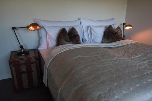 Una cama o camas en una habitación de Blåtind Boutique Hotel