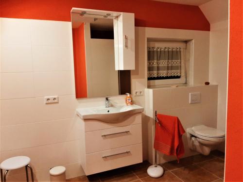 哈默爾恩的住宿－Ferienhaus Sonja，一间带水槽和卫生间的浴室