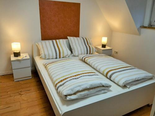 哈默爾恩的住宿－Ferienhaus Sonja，一张带两个枕头的床和两盏灯