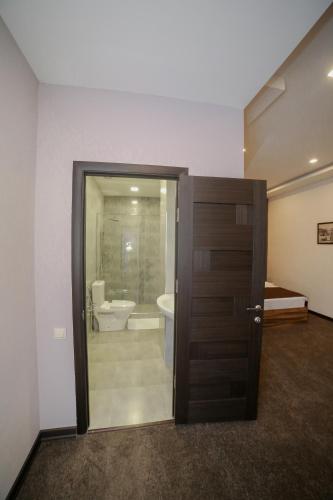  Moscow Boutique Hotel -  Chambre  photo :   Tea/Coffee maker    Minibar    Shower                           